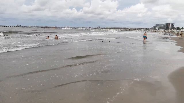 Центральный пляж Анапы 15 сентября: ветре, народу мало! смотреть онлайн