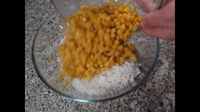 Салат с крабовыми палочками, рисом и кукурузой Salad with crab sticks, rice and corn смотреть онлайн