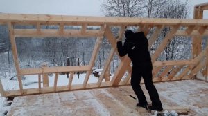 Строю дом ...   Подъем каркасной стены   в одиночку....без лебедок...