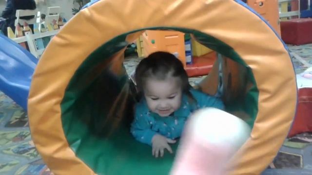 МИЛАНА ИГРАЕТ В РАЗВЛЕКАТЕЛЬНОМ ЦЕНТРЕ, КУПАЕТСЯ В ШАРИКАХ И КАТАЕТСЯ НА ПАЛЬМЕ/ ВЛОГ MILKA WAY смотреть онлайн