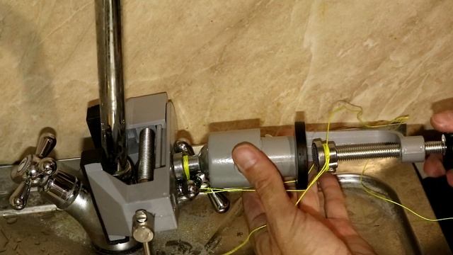 Как снять прикипевшую ручку крана, если она не снимается. Придумал действенный способ без снимателя смотреть онлайн