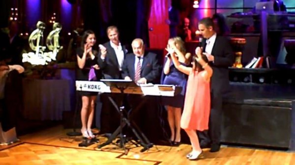 Левон Оганезов исполняет собственные куплеты