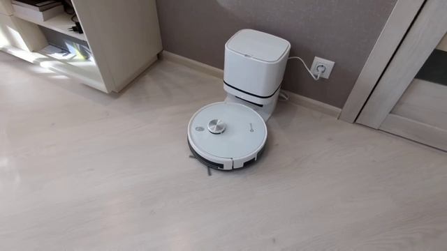 Робот-пылесос NEATSVOR S600 у сына  дома.