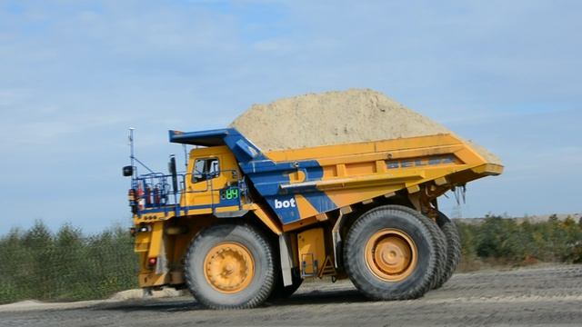 Без водителя БелАЗ перевозит песок в карьере