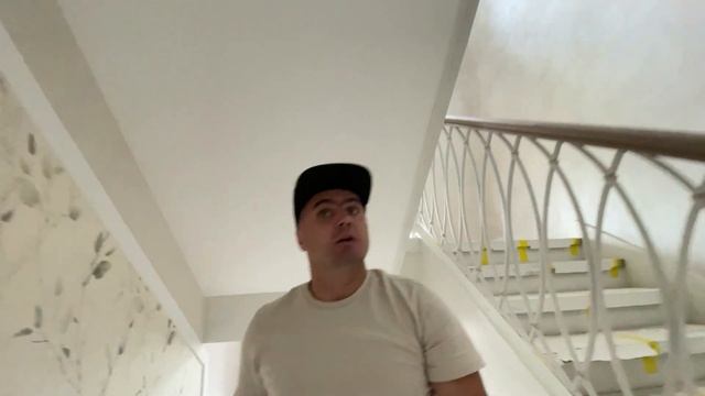 Лестница на металлическом каркасе с деревянной отделкой и коваными ограждениями #лестницывладивосто смотреть онлайн