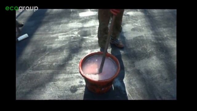 Смешивание полиуретанового клея и скипидара для получения грунтующего состава смотреть онлайн