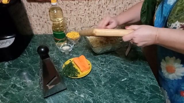 Простой и вкусный салат из капусты, моркови, консервированной кукурузы и копченого колбасного сыра. смотреть онлайн