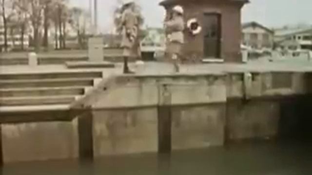 Monty Python, The Fish Slapping Dance смотреть онлайн