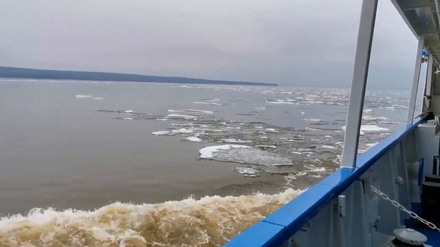 27.04.2021. Лёд на Волге. С борта теплохода "Максим Литвинов" смотреть онлайн