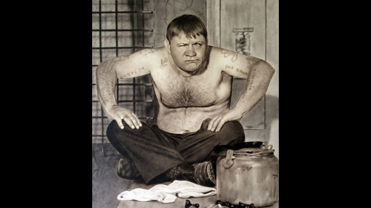 Давайте рассмотрим татуировки Доцента в "Джентльменах удачи" смотреть онлайн