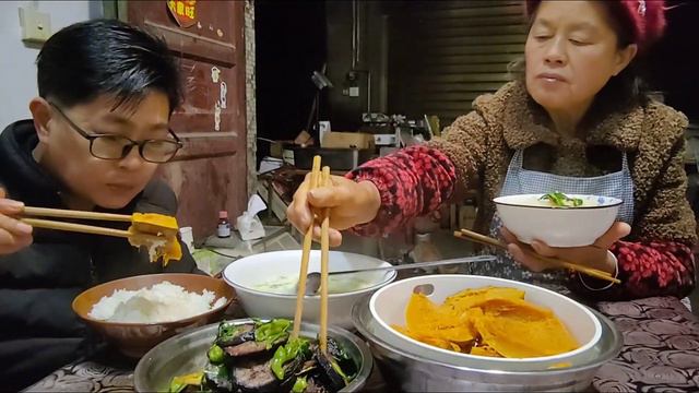 九九炒母亲做的血豆腐就是香，寒风刺骨心里暖，大口扒饭香喷喷 смотреть онлайн