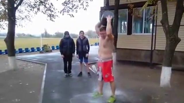 Говорят у нас есть моржи. Никогда никого не видел. Только следы)))) Передаю эстафету!! смотреть онлайн