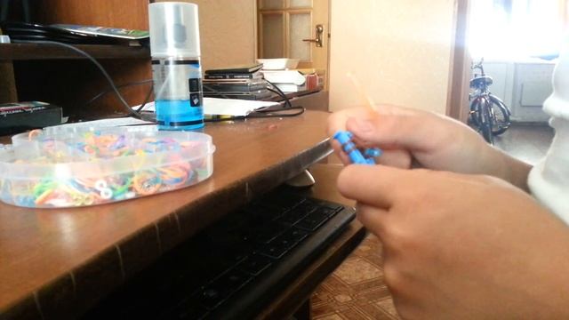 Как плести браслет "щучий хвост"из резинок смотреть онлайн