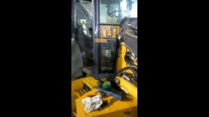 John Deer 325J ставим стекло
