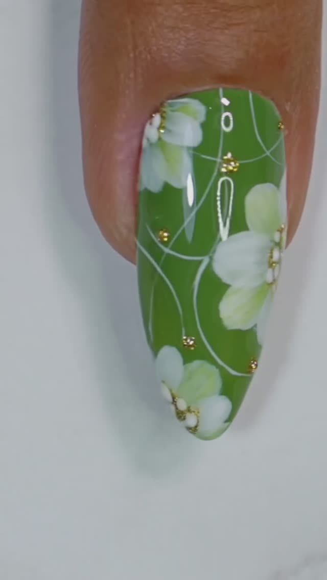Как сделать зеленый маникюр с белыми цветами?