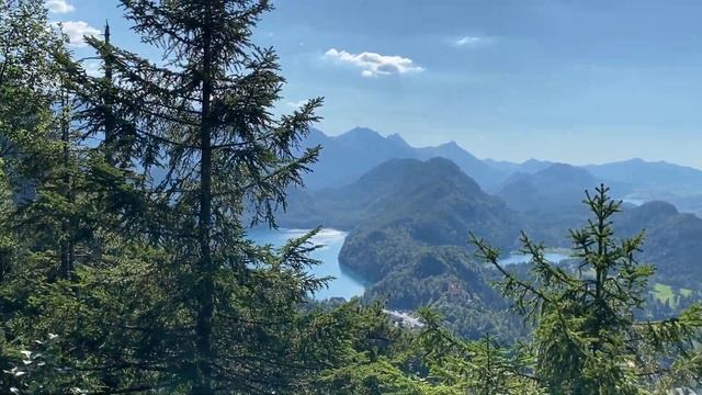 Вид на замок Нойшванштайн с горы. Фюссен/View of the Neuschwanstein castle from the mountain. Fusse смотреть онлайн