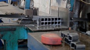 Ленточная пила (станок для резки металла)