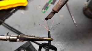 Как залудить тонкие провода от наушников в лаковой изоляции.