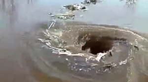 чудовищная воронка всасывающая в себя все живое
