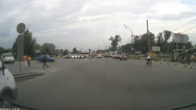 ВЕЛОСИПЕДИСТ против БОРДЮРА / 08.06.2013 смотреть онлайн