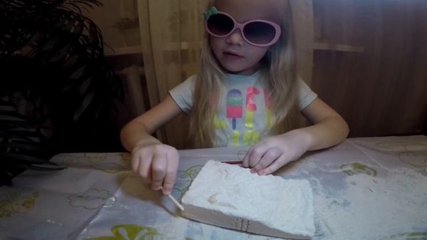 Ева делает раскопки динозавров! Страшные скелеты динозавров. Eve excavates dinosaurs.