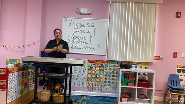 Музыка детям. Знакомство с инструментами. Ложки. Бубен. Колокольчик. Песня Добрый мастер! смотреть онлайн