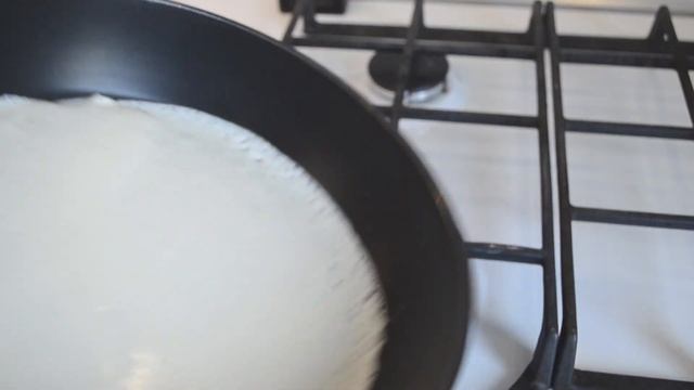 Блинный торт с заварным кремом и клубникой. смотреть онлайн