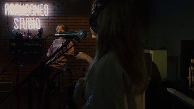 vika pestrova - Тепло | Abandoned Sessions смотреть онлайн