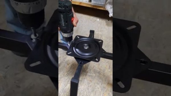 установка и снятие поворотного механизма для стула