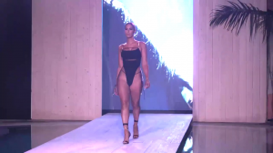 КРАСИВЫЙ ЧЕРНЫЙ КУПАЛЬНИК БИКИНИ ПОКАЗ