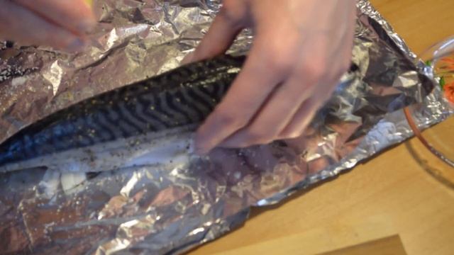 Вкусная скумбрия запеченная с лимоном и луком смотреть онлайн