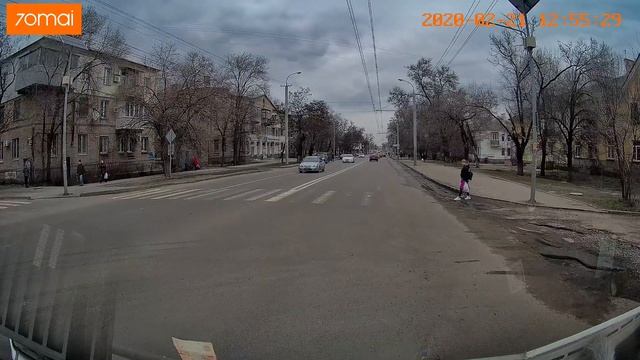 Как в Днепре пропускают пешеходов на пешеходном переходе смотреть онлайн