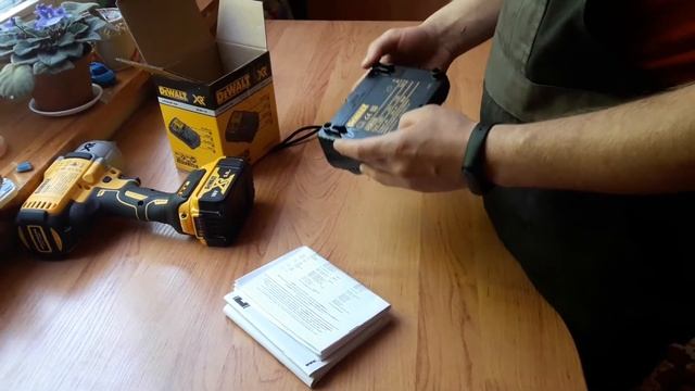Распаковка — Зарядное устройство для электроинструмента DeWalt DCB115-QW