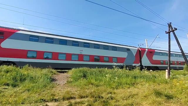 Электровоз Эп1-121 с двухэтажным поездом 021Ч Мурманск - Санкт-Петербург смотреть онлайн