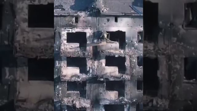 ‼️🇷🇺 Героические кадры: Наш десантник через балкон штурмует квартиру с засевшим там боевиками ВСУ смотреть онлайн