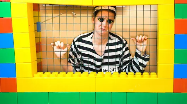 Воришка сладкоежка и Селена полицейский смотреть онлайн