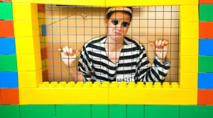 Воришка сладкоежка и Селена полицейский