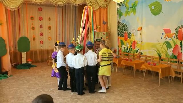Танец Ярмарка на карусели - фрагмент из спектакля "Муха-Цокотуха" в детском саду смотреть онлайн
