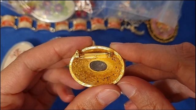 52. Лот украшений из опалинового стекла смотреть онлайн