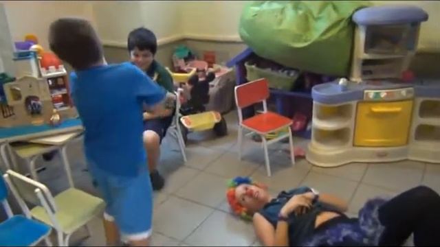 TODOS PODEMOS AYUDAR- Grupo NARICES ROJAS en el pabellón oncológico de niños hospital Pedro Elizald смотреть онлайн