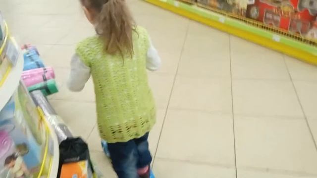 Шопинг в детском магазине игрушек покупаем подарок для куклы Беби Борн смотреть онлайн