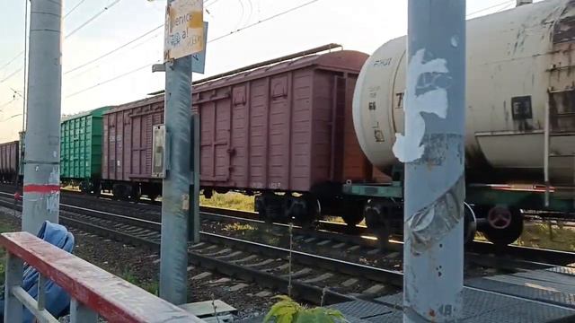 Электровоз 2ЭС6-1349 «Синара» с грузовым поездом. смотреть онлайн