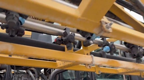 2013 RoGator 1100 Sprayer