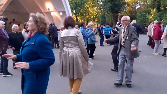 ВСЕ ПОЗНАКОМИТСЯ ХОТЯТ С БЛОНДИНКОЙ!???/ТАНЦЫ В ПАРКЕ ГОРЬКОГО ХАРЬКОВ ОКТЯБРЬ 2021 смотреть онлайн