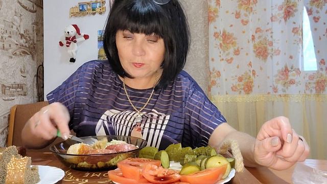 Мукбанг🍽️ котлета по-киевски и огурчики🥒/ жду звонка риэлтора📞 смотреть онлайн