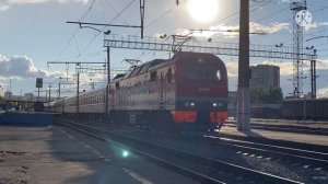 ЭП2К-446 прибывает с поездом 102 Нижневартовск-Пенза и ЭП2К-412 отправляется с поездом Анапа-Томск