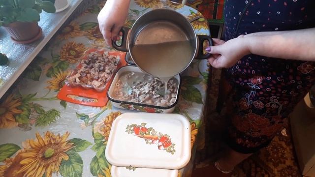 Холодец, очень вкусный.Новый год без него не Новый год смотреть онлайн