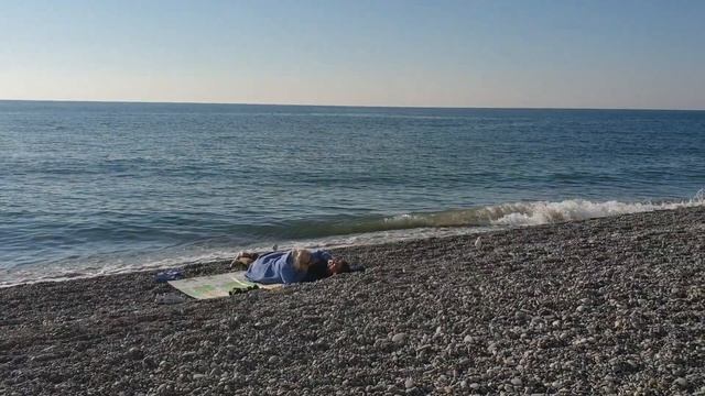 Улица Калараша. Пляж Лазаревский. Загорают. Плоды магнолии. Лазаревское Сочи. Погода 12 ноября 2022 смотреть онлайн