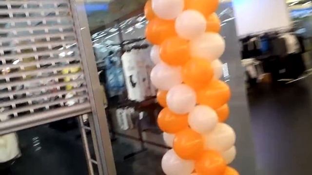 Поклейка оракала в магазине ORANGECLUB; ТЦ Район смотреть онлайн