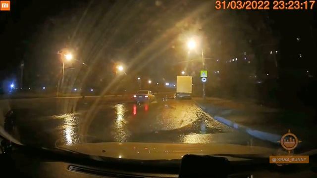 В Красноярске стая собак напала на девушку с мужчиной, их спас водитель смотреть онлайн